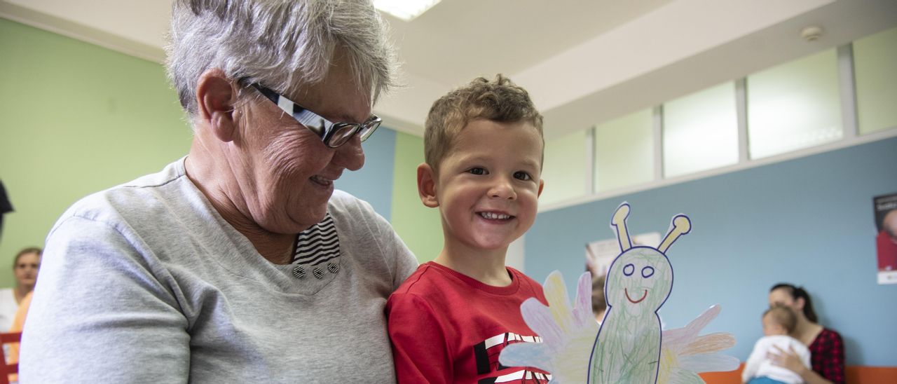 Una abuela con su nieto.