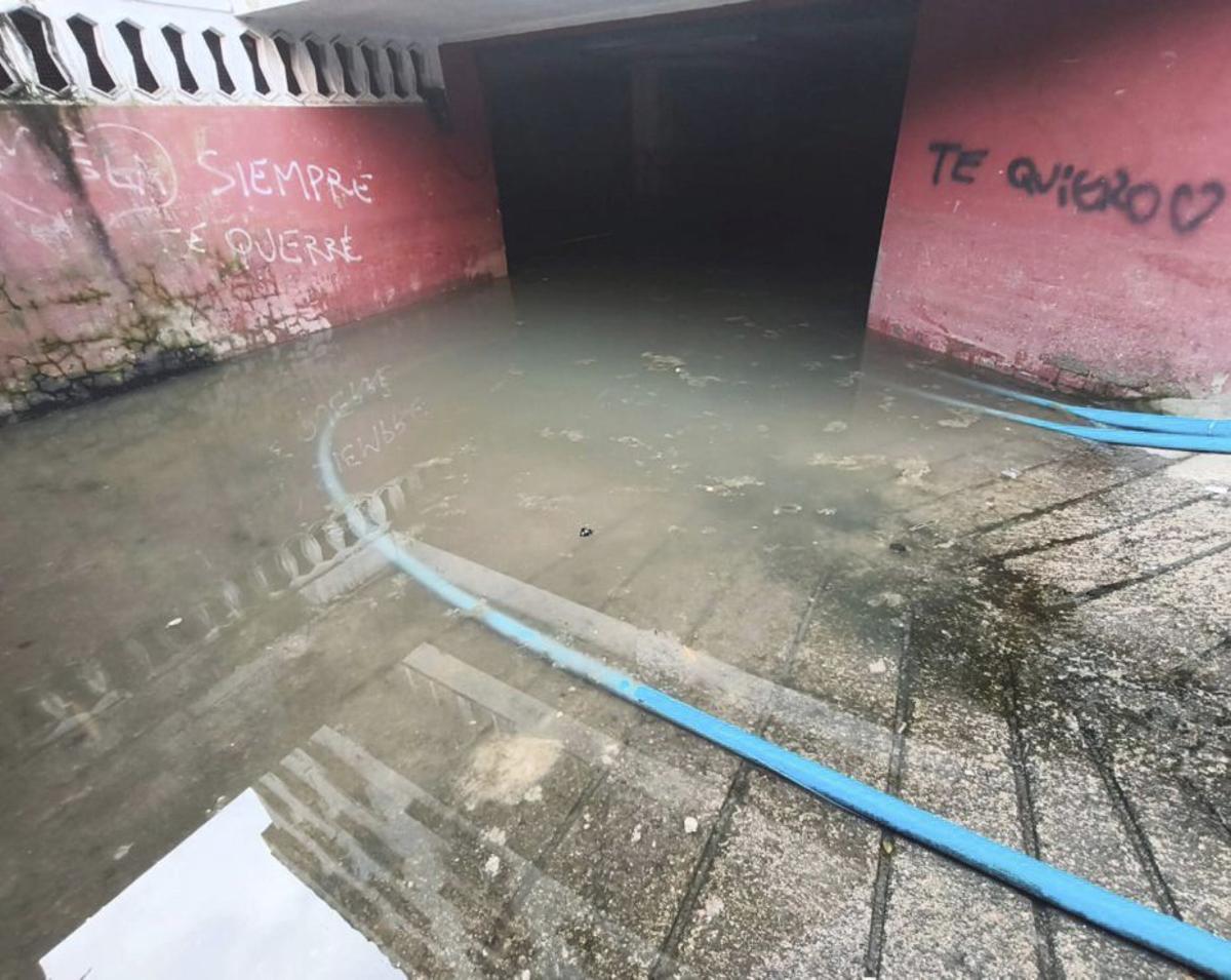 Garajes del edificio de la calle Noria 4 anegados de aguas turbias. | G.NÚÑEZ