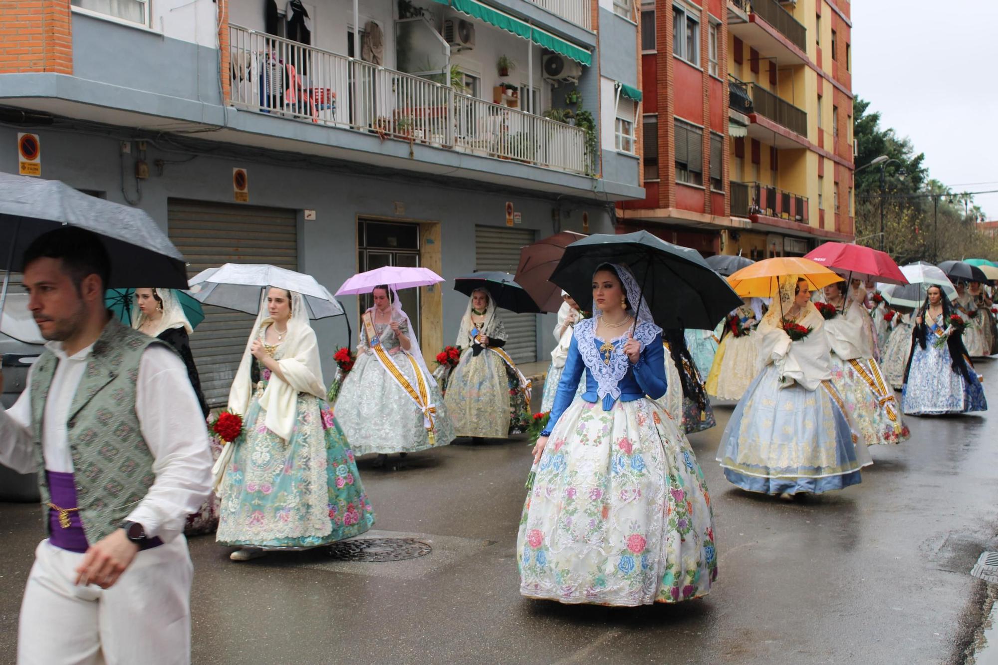 Búscate en la Ofrenda 2025 de Alzira entre paraguas y chubasqueros