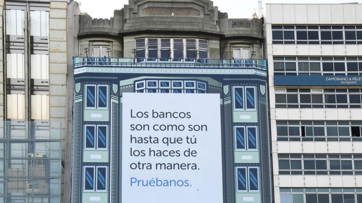 Una lona que recuerda el pasado del cine Avenida | CARLOS PARDELLAS