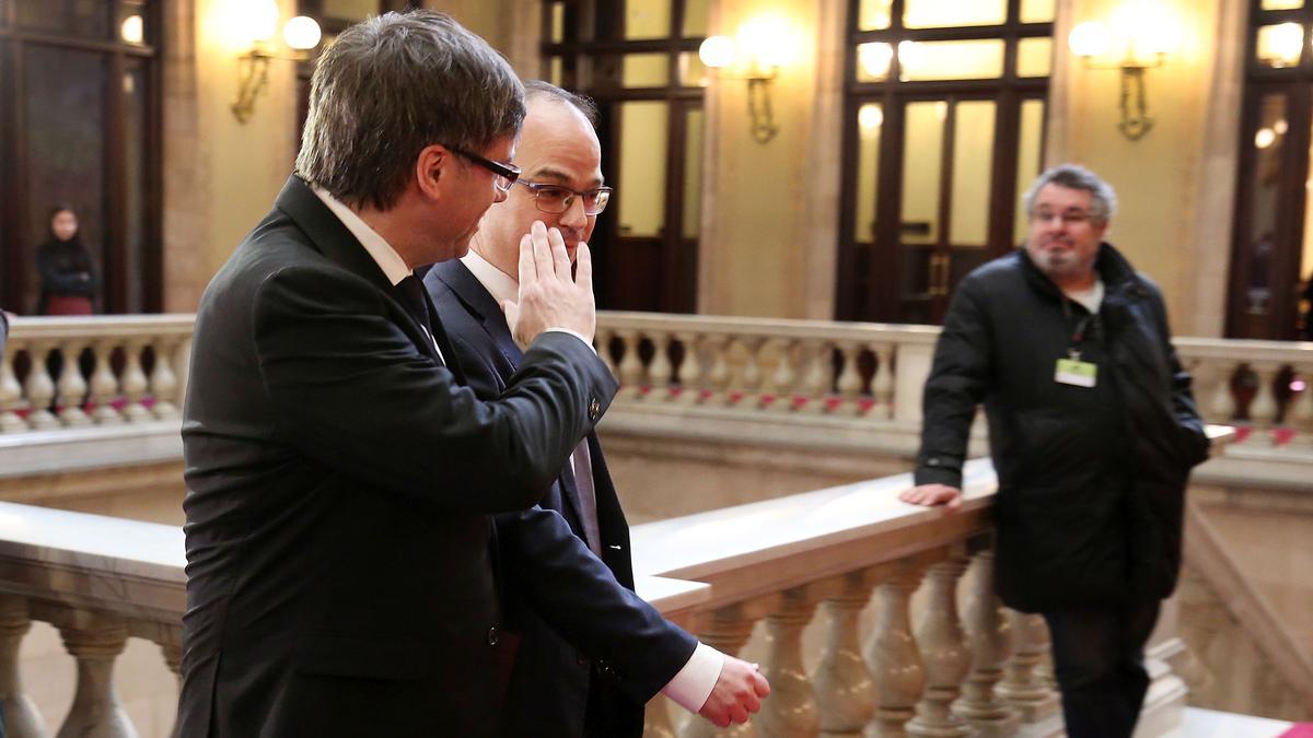 Puigdemont saluda a Víctor Terradellas en el Parlament, en febrero del 2017.