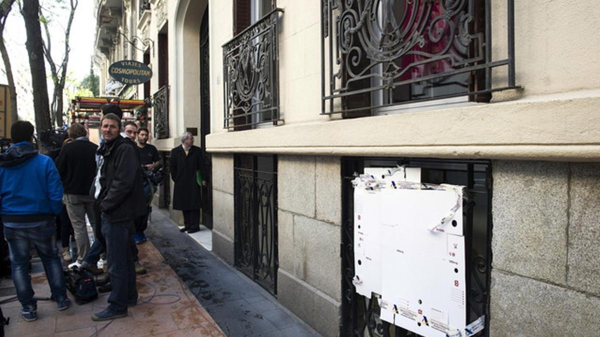 Varios cartones tapan una ventana del despacho de Rato, en la calle Castelló de Madrid.