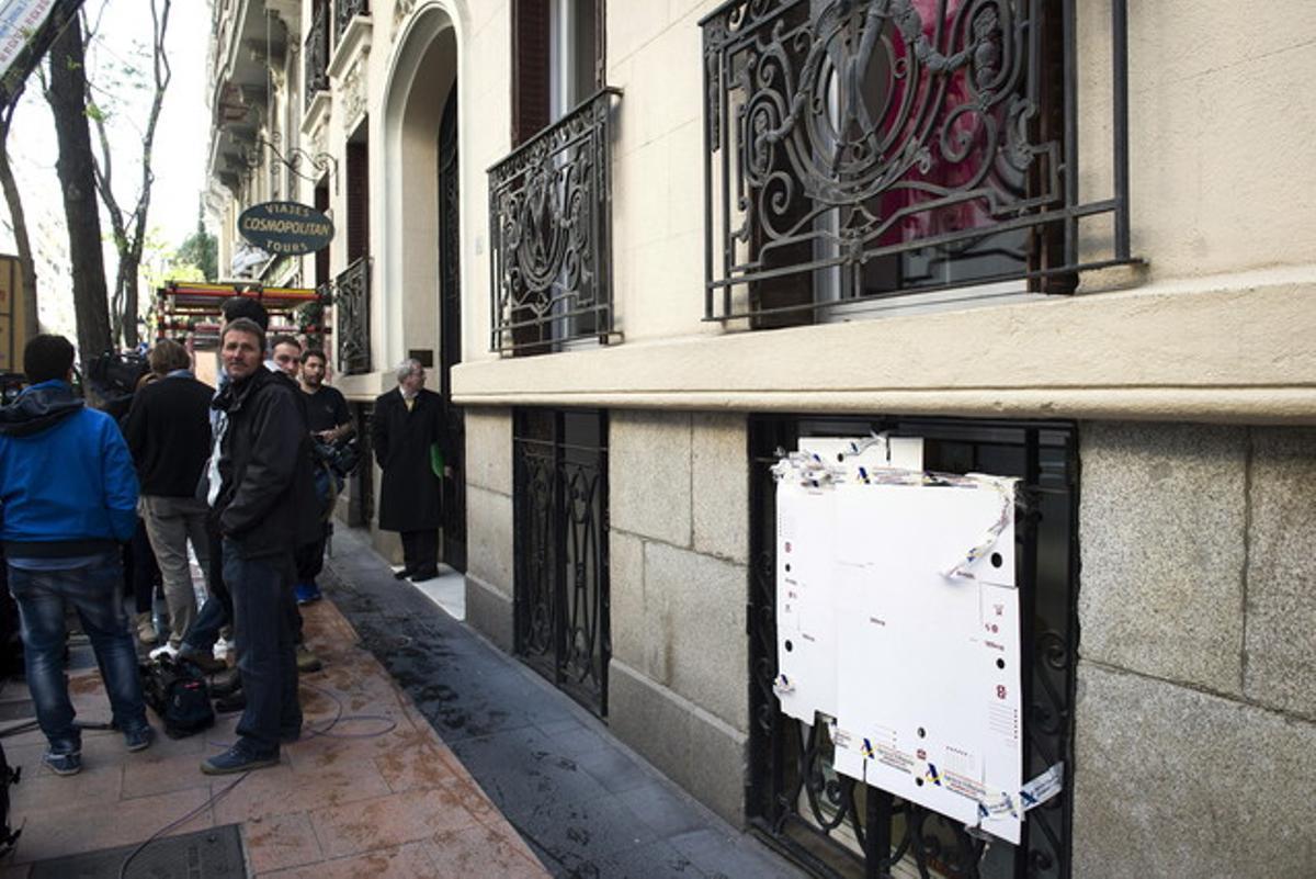 Diversos cartrons tapen una finestra del despatx de Rato, al carrer Castellón de Madrid.