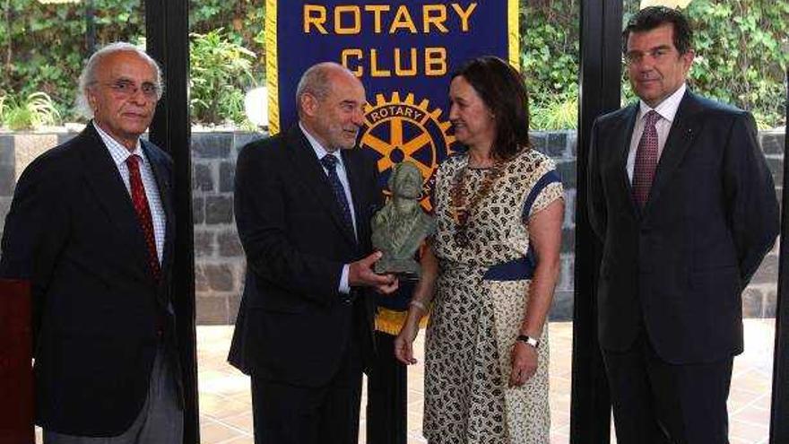 Un momento de la entrega del premio Balmis, que promueve el Rotary Club, el pasado junio.