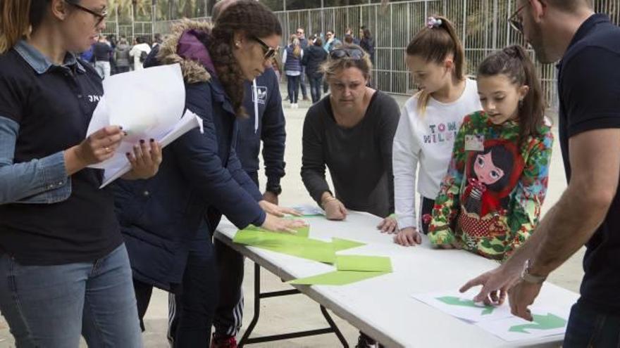 Gymkana infantil con juegos para padres e hijas ante la presencia del jurado.