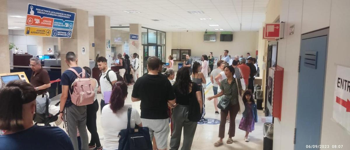 Colas de personas en las oficinas municipales de un ayuntamiento canario.