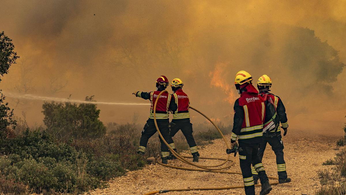ALICANTE.- INCENDIO FORESTAL EN IBI QUE HA LLEGADO AL PARQUE NATURAL DE LA FONT ROJA BOMBEROS INCENDIO FORESTAL FUEGO