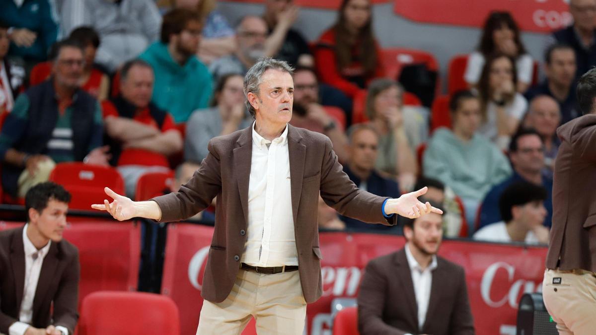 Porfirio Fisac, con los brazos extendidos durante su último partido en el Casademont