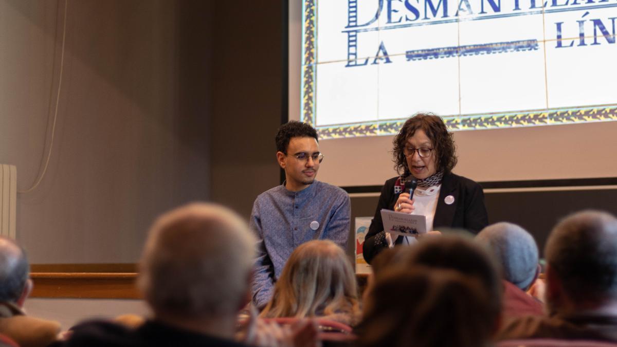 Joel Chaou y la alcaldesa de Camporrobles, Inmaculada Alemany, durante la presentación del documental el día 4 de febrero.