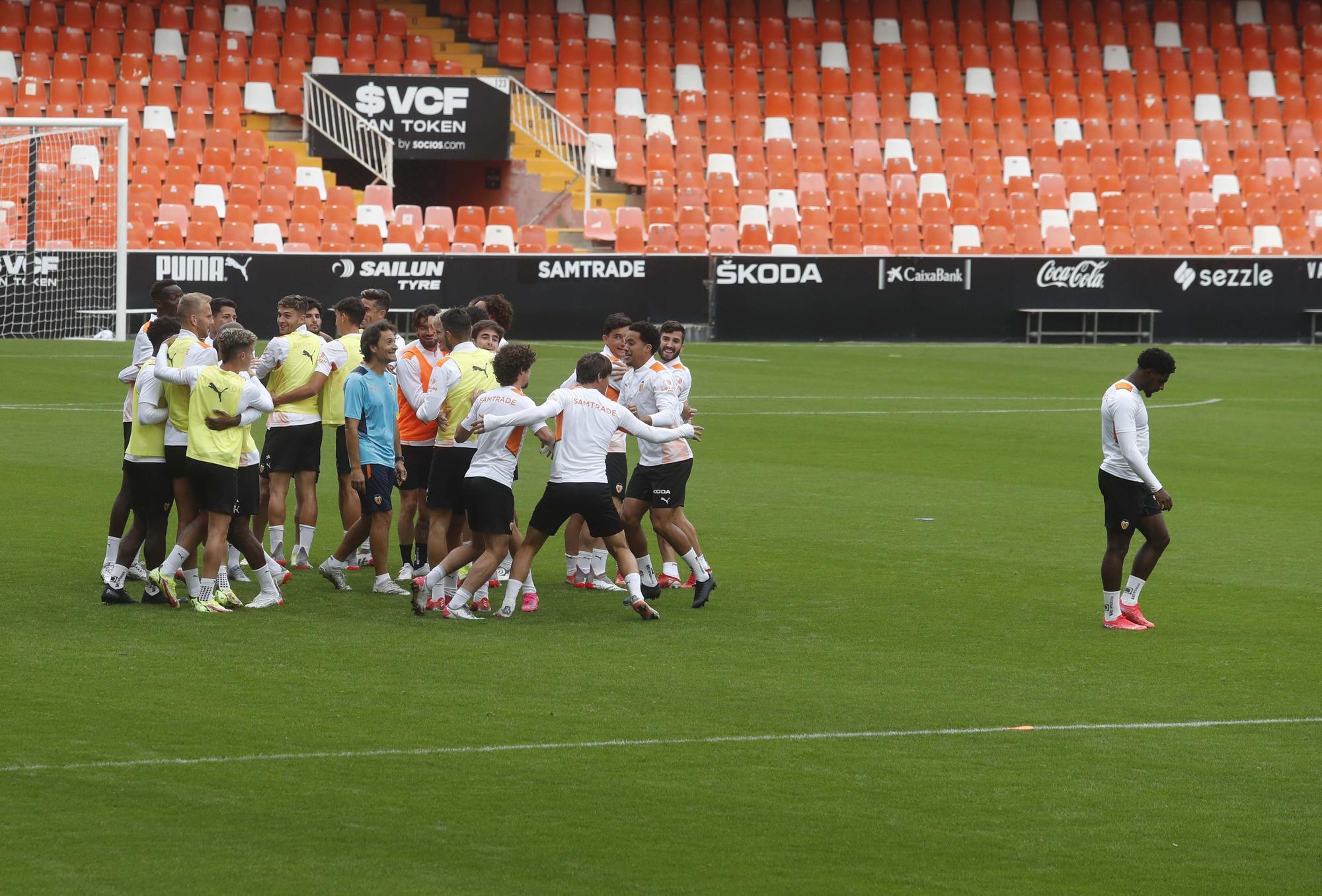 El Valencia entrena en Mestalla antes del partido frente al Villarreal