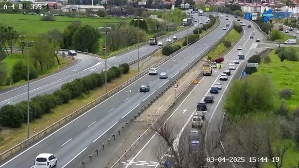 Imagen captada por una cámara de la DGT en la autovía A 4, donde de ve, al fondo, el coche volcado tras el accidente de esta tarde.
