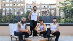 Cuatro miembros de La Maravillosa Orquesta del Alcohol posan en el hotel ME de Barcelona
