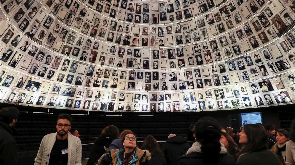 zentauroepp51858335 visitors walk at the hall of names at the yad vashem holocau200123133508 zentauroepp51858335 visitors walk at the hall of names at the yad vashem holocau200123133508
