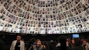 zentauroepp51858335 visitors walk at the hall of names at the yad vashem holocau200123133508