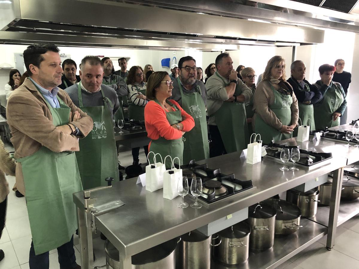 José Ramón Romero y Alberto Lojo, izquierda, entre los asistentes al showcooking en el que se presentó Olea Atlántica.