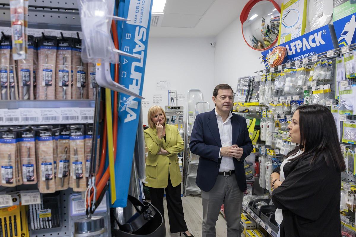 Visita del presidente autonómico a uno de los establecimientos