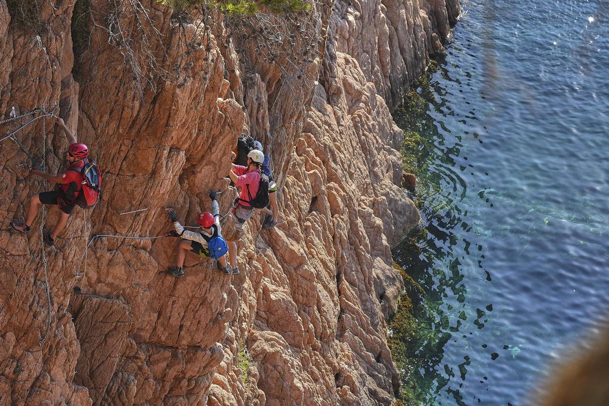 Les imatges de la via ferrada de la Cala del Molí que hauran de desmantellar Les imatges de la via ferrada de la Cala del Molí que hauran de desmantellar