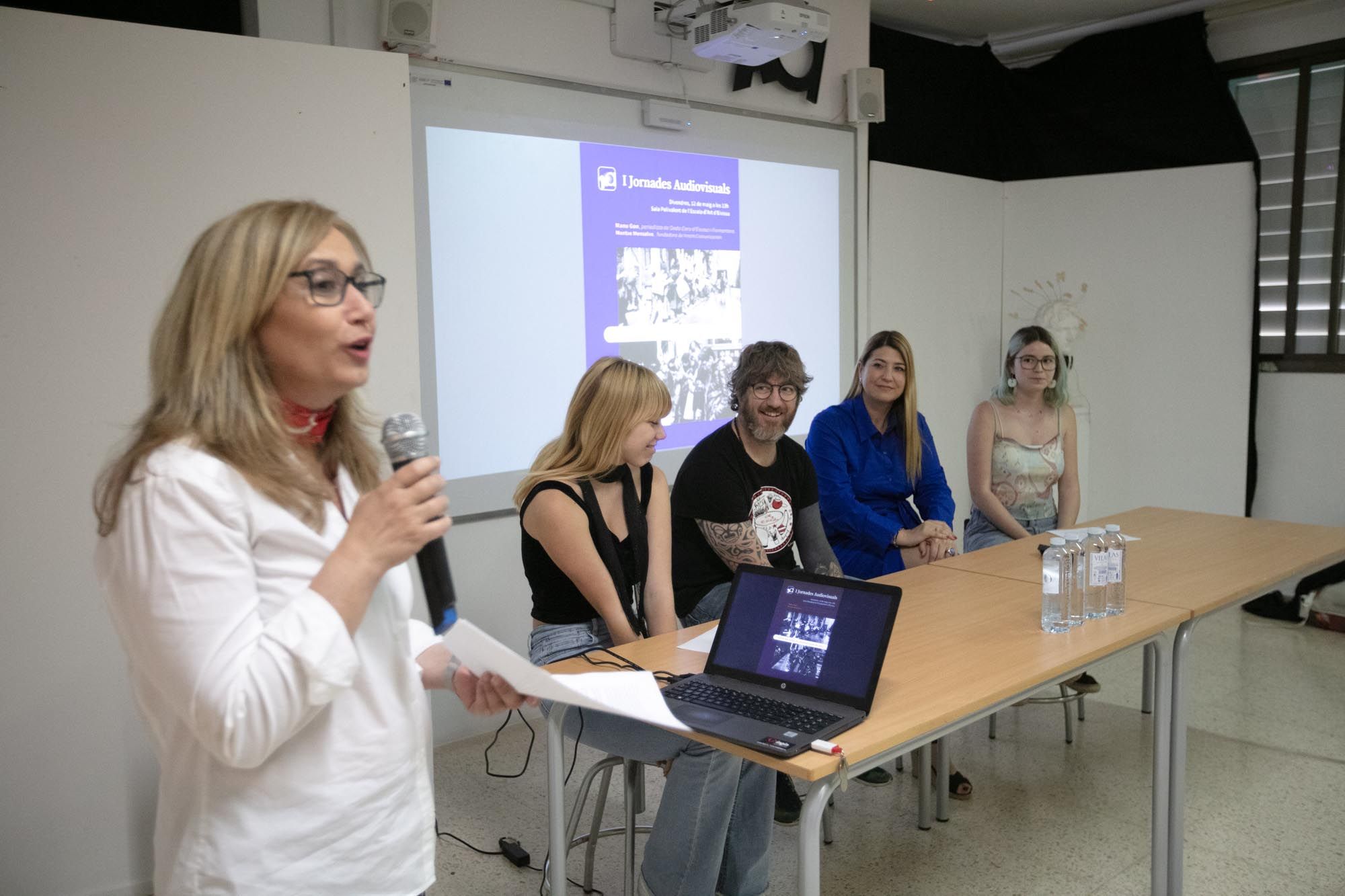 Alumnos de la Escola d’Art de Ibiza reflexionan sobre por qué priorizan las redes sobre los medios convencionales