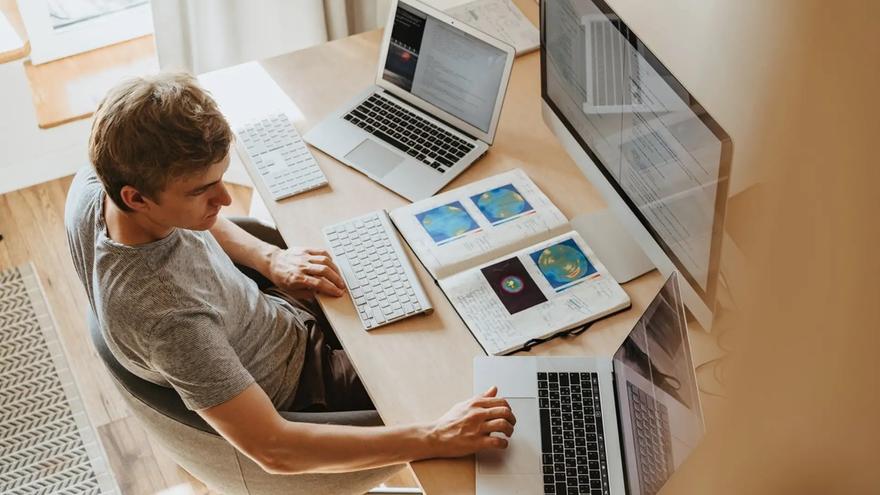 Los hombres que teletrabajan se implican más en las tareas y el cuidado del hogar