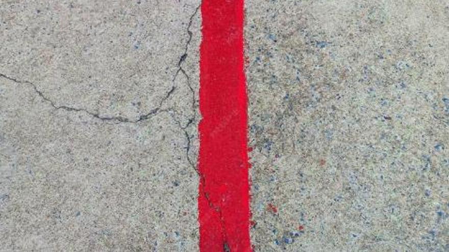 Qué es y para que sirve la línea roja continua que ahora se ve en las carreteras