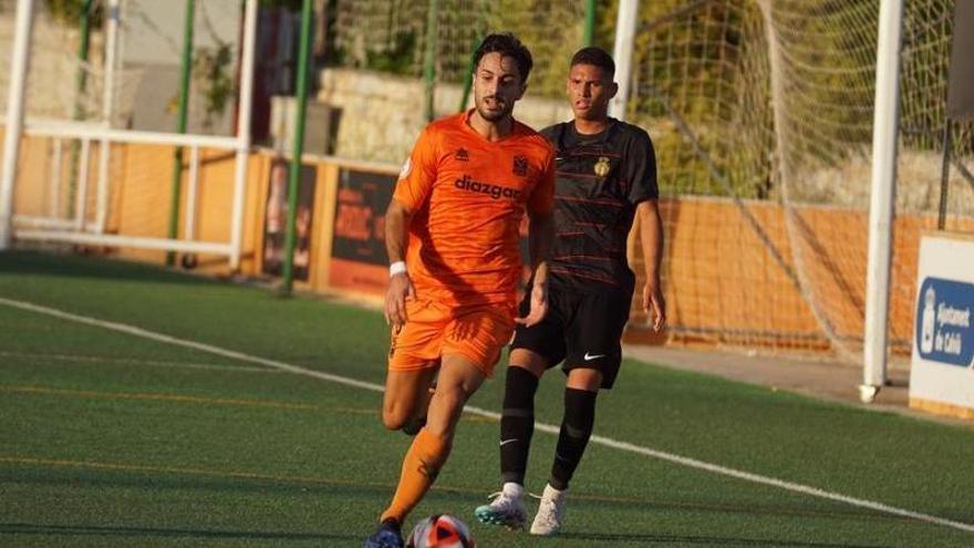 Daniel Luna, en el partido que el Mallorca B (de negro) disputó en el campo del Platges en octubre pasado