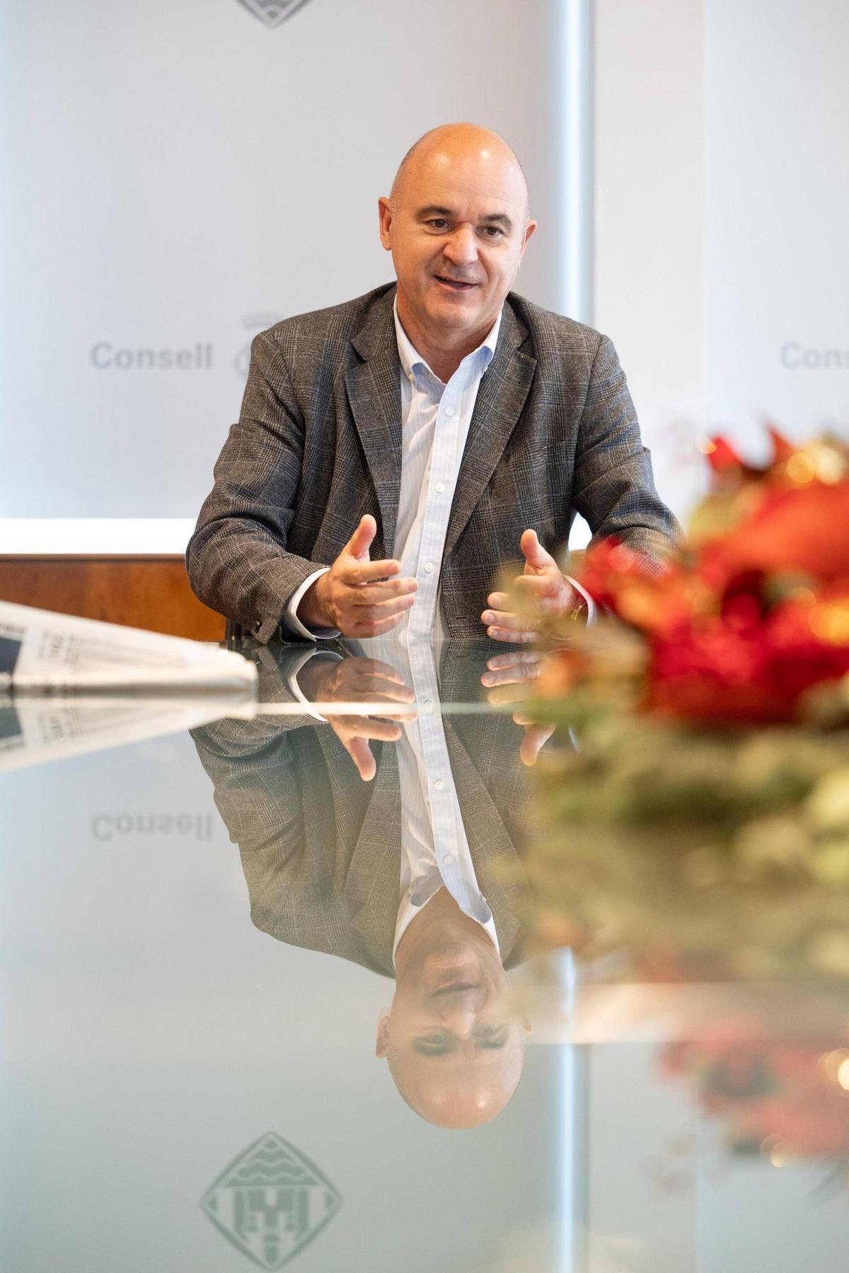 Vicent Marí, durante la entrevista en su despacho del Consell.