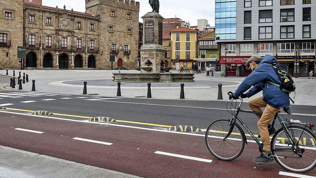 Un usuario, en el nuevo carril bici de la calle Muelle de Oriente.