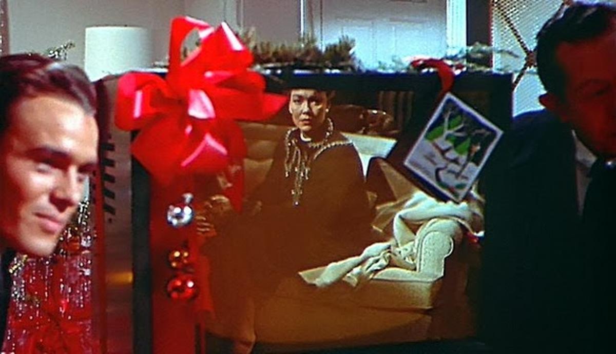 Jane Wyman, reflejada en la tele en Solo el cielo lo sabe (1955). Comenzaba el desembarco televisivo.