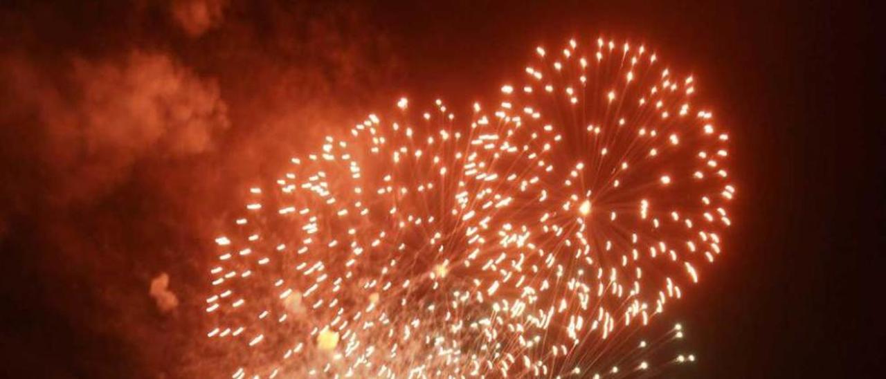 Fuegos artificiales iluminan en el cielo de Oviedo una noche de San Mateo.