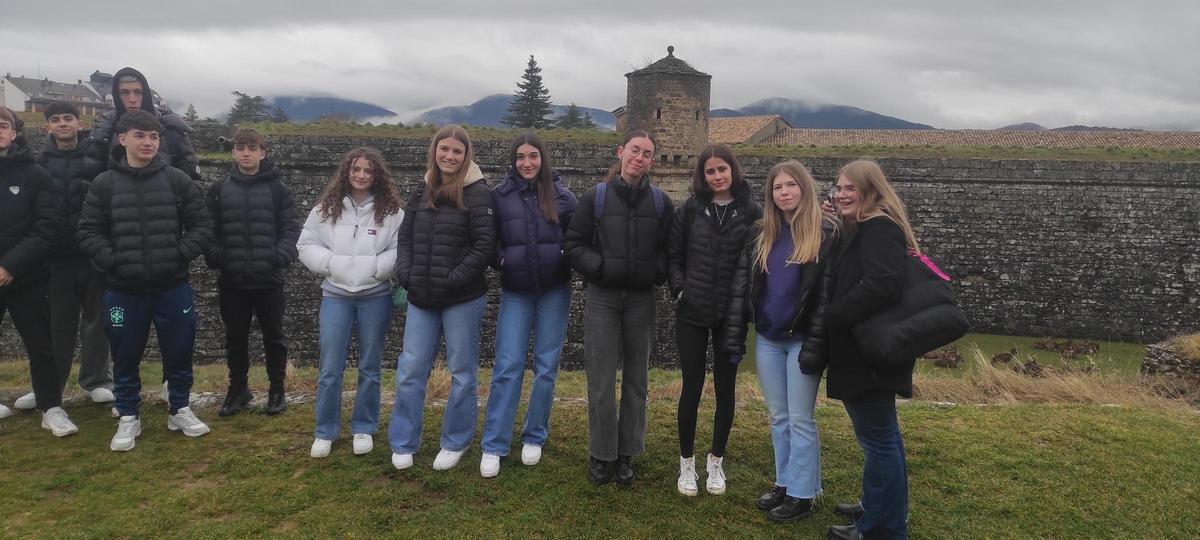 El IES Miguel de Molinos de Zaragoza recibió del 8 al 15 de febrero a un grupo de estudiantes italianos procedentes de Trescore Balneario, en el norte de Italia, dentro de una nueva actividad del programa Erasmus+. Durante toda una semana, los alumnos participaron en talleres, excursiones y planes culturales con el objetivo de compartir experiencias, mejorar el idioma y estrechar lazos con sus compañeros zaragozanos. La estancia comenzó el domingo 8 de febrero, cuando los estudiantes italianos llegaron al aeropuerto de Zaragoza por la tarde. Tras la bienvenida, los jóvenes pudieron empezar a conocerse en un encuentro informal en el barrio del Actur, donde arrancó una convivencia que se prolongó durante siete días. El lunes, la jornada comenzó en el instituto con actividades Erasmus+ durante toda la mañana. Además, los alumnos disfrutaron de una comida típica española en el centro, en la que no faltaron platos como la tortilla de patata y las migas. La lluvia obligó a cambiar los planes previstos para la tarde, por lo que la visita al Galacho de Juslibol fue sustituida por un recorrido por la exposición Alicia y sus mundos, en CaixaForum. El martes, los estudiantes asistieron a una clase de Biología en inglés junto al grupo bilingüe de 4º de ESO. Después, la expedición se desplazó hasta el castillo de Loarre, donde realizó una visita guiada, y más tarde continuó la jornada en Jaca. Fue uno de los días más intensos del intercambio. El miércoles estuvo centrado en nuevos talleres Erasmus, en los que los participantes trabajaron en sus respectivos planes de internacionalización. Más tarde, visitaron el Museo de Origami, en el Centro de Historias, donde participaron en un taller de papiroflexia y pudieron llevarse una creación propia. La jornada continuó con una tarde de pádel y convivencia junto a otros amigos del alumnado anfitrión. El jueves, mientras los estudiantes del instituto continuaban con sus clases habituales, el grupo italiano visitó el Acuario de Zaragoza, en la Expo, acompañado por la profesora de Biología. Ya por la tarde, disfrutaron de un paseo en bicicleta por las tres riberas de la ciudad, una actividad organizada con la colaboración de La Ciclería. El viernes tuvo lugar el último taller Erasmus, en el que los alumnos presentaron los trabajos realizados durante la semana. Después, el grupo recorrió algunos de los principales vestigios de la Zaragoza romana, como el Puerto Fluvial, el Foro, las Termas y el Teatro. La jornada terminó con una celebración de cumpleaños y una cena en grupo. El sábado estuvo dedicado a seguir descubriendo la ciudad. Por la mañana, los estudiantes visitaron las murallas romanas y varios edificios del Casco Viejo. Ya por la tarde, se desplazaron a Puerto Venecia, donde compartieron una cena de despedida antes del final del intercambio. El domingo, antes de regresar a Italia, los jóvenes aprovecharon las últimas horas para pasar tiempo juntos. Tras comer con sus familias de acogida, el grupo se trasladó al aeropuerto para despedirse. Aunque el adiós estuvo marcado por la emoción, la experiencia no terminó ahí: los alumnos zaragozanos ya contaban los días para reencontrarse con sus compañeros italianos en el viaje previsto a Italia del 20 al 27 de marzo.