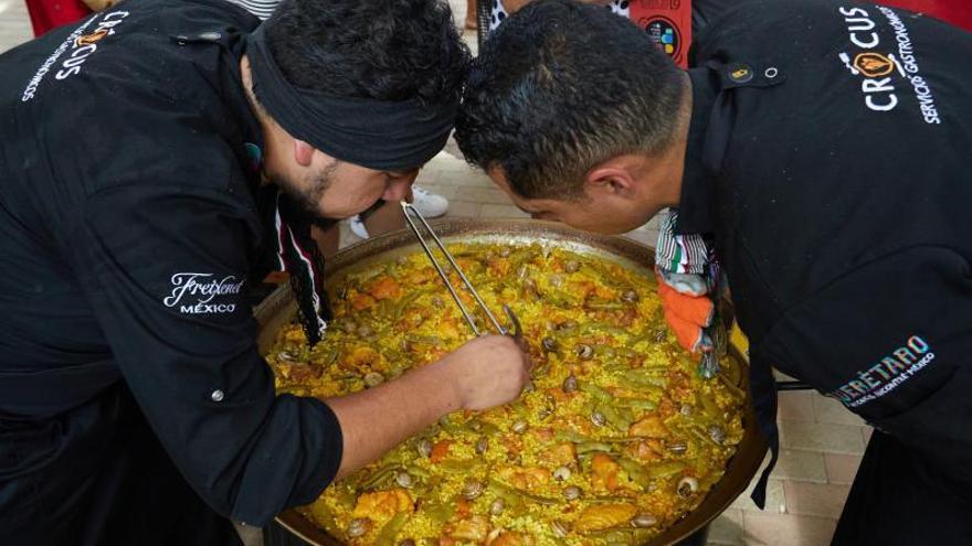 Los mexicanos de Crocus Servicios Gastronómicos preparan la paella ganadora del concurso.  | EFE/NATXO FRANCÉS