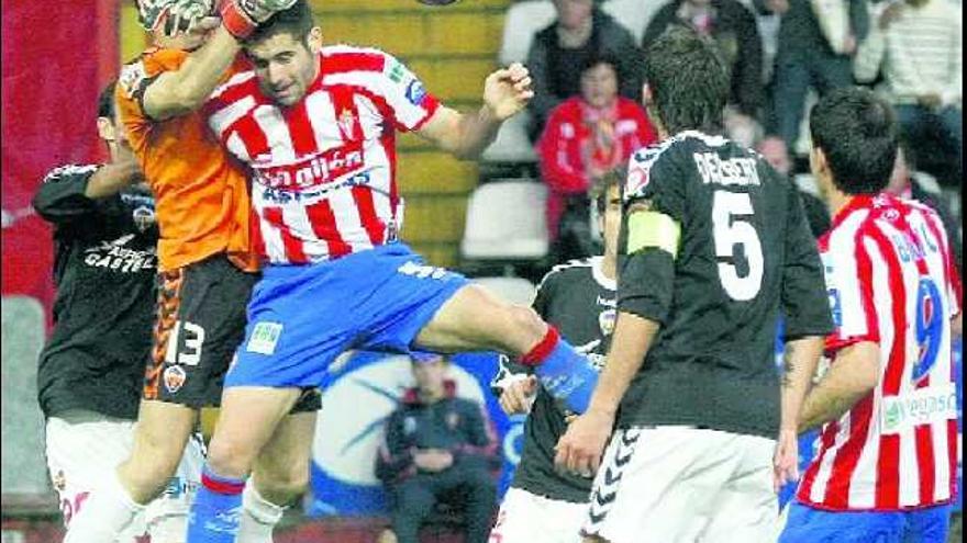 Jorge choca con el portero del Castellón, Carlos Sánchez, que impidió su remate.
