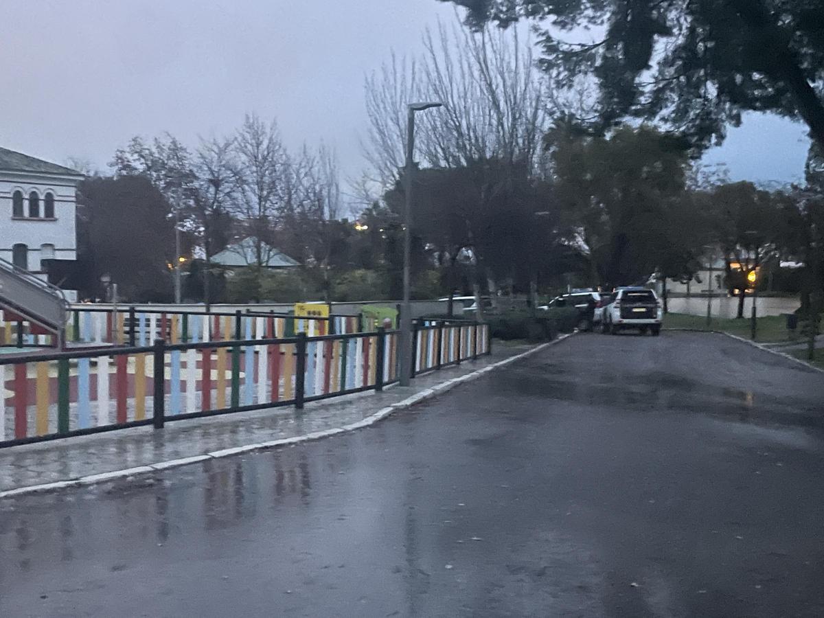 Vehículos de la Guardia Civil alrededor del antiguo cuartel del cuerpo, donde se desarrolla el operativo.