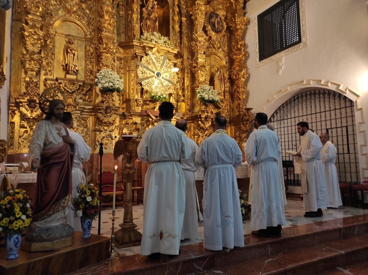 El Sagrado Corazón de Jesús, en el altar mayor durante la misa.