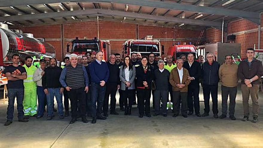 Miembros de la Mancomunidad Tierras de Aliste junto a la maquinaria y vehículos