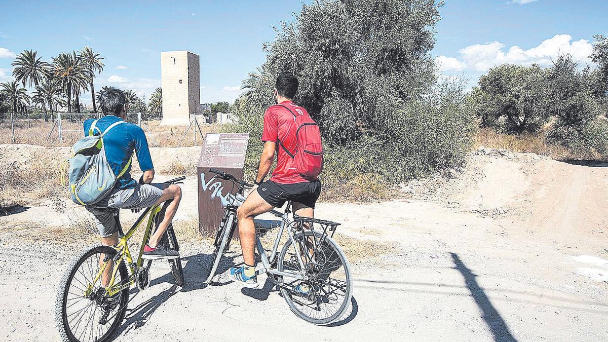 La ruta de las torres de la Huerta de Alicante puedes realizarla en bicicleta.