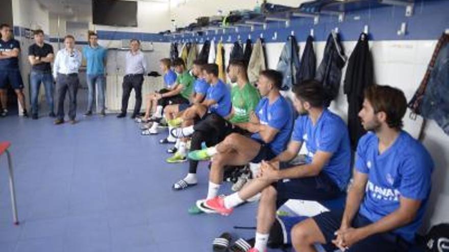 El presidente y el director deportivo saludan a la plantilla