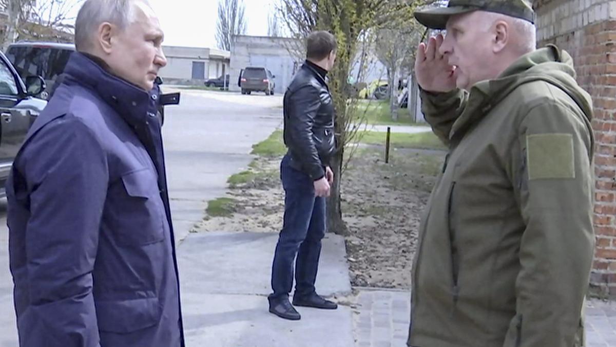 Putin visita los cuarteles centrales en Jerson y Lugansk.