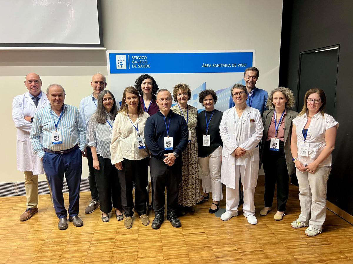 Docentes del curso, acompañados por el director asistencial del Área Sanitaria de Vigo, José Manuel Olivares , a la izq.