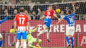 Dovbyk cabecea el 1-0 tras un disparo de Yan Couto repelido por Sivera en el Girona-Alavés de Montilivi.