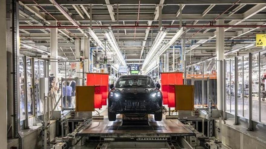 Seat suspende turnos en la fábrica de Martorell por los fuertes vientos