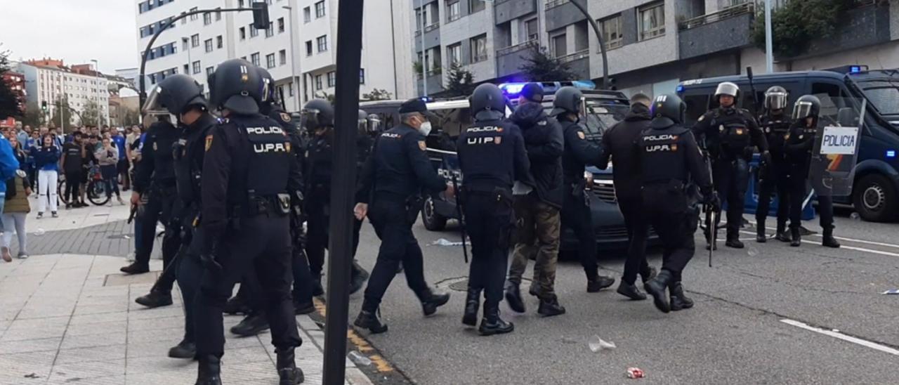 Así fueron los altercados entre la policía y los aficionados del Oviedo