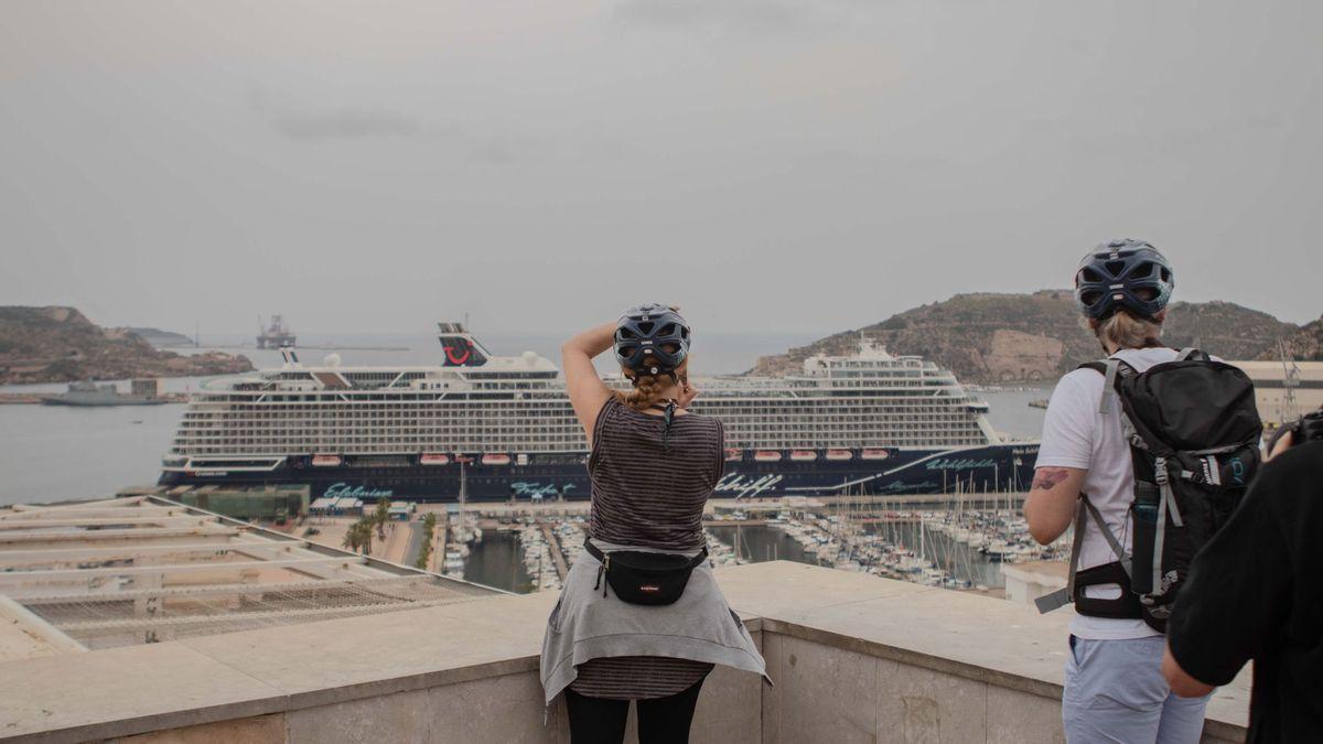 Atraca en Cartagena el primer crucero que viene a España tras la covid.