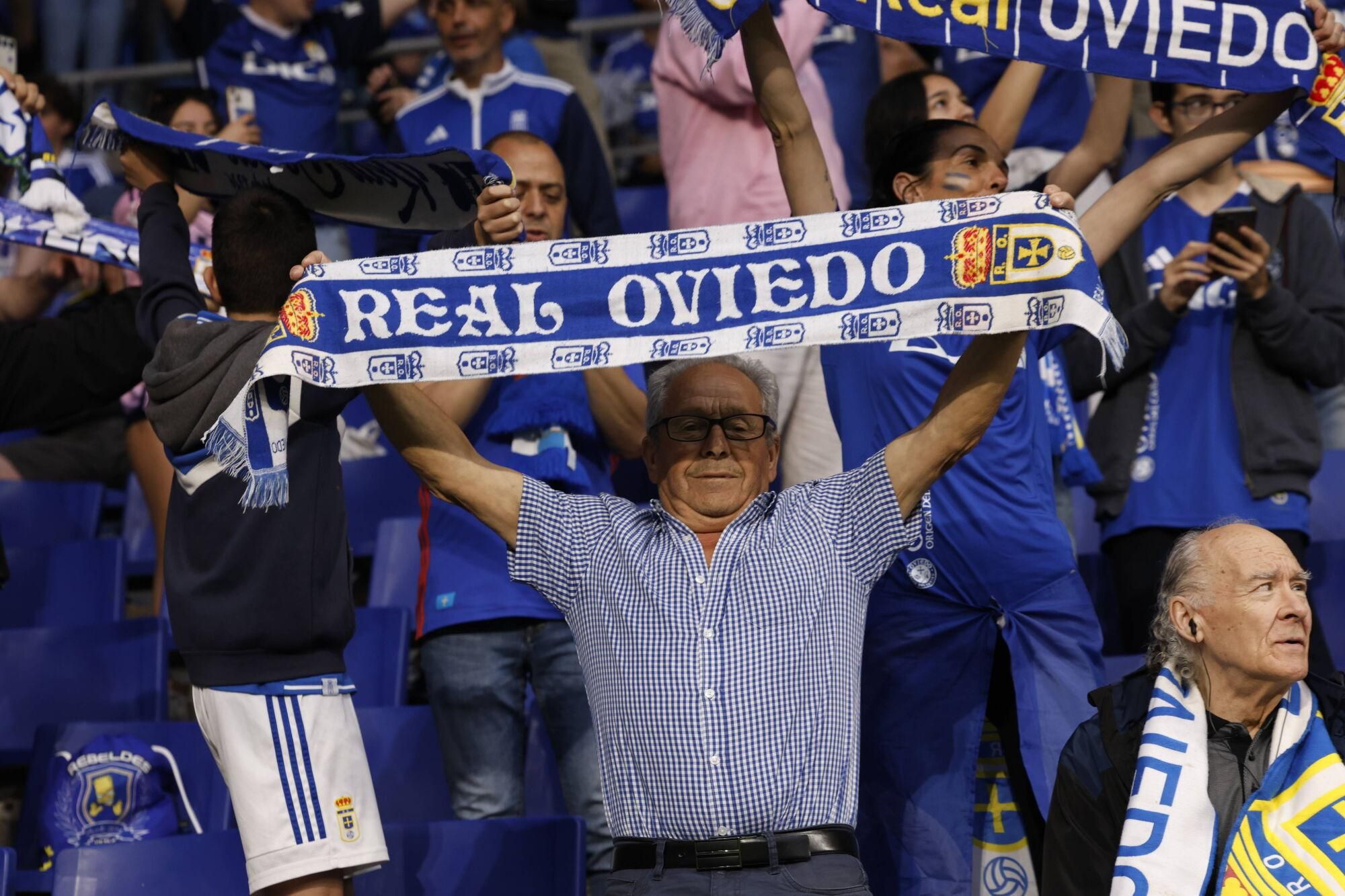 EN IMÁGENES: Ambientazo en la vuelta del play off entre Oviedo y Almería en el Carlos Tartiere