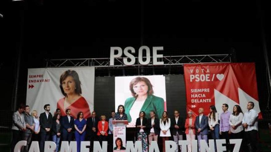 La alcaldesa y candidata del PSOE de Quart, Carmen Martínez, con su equipo.