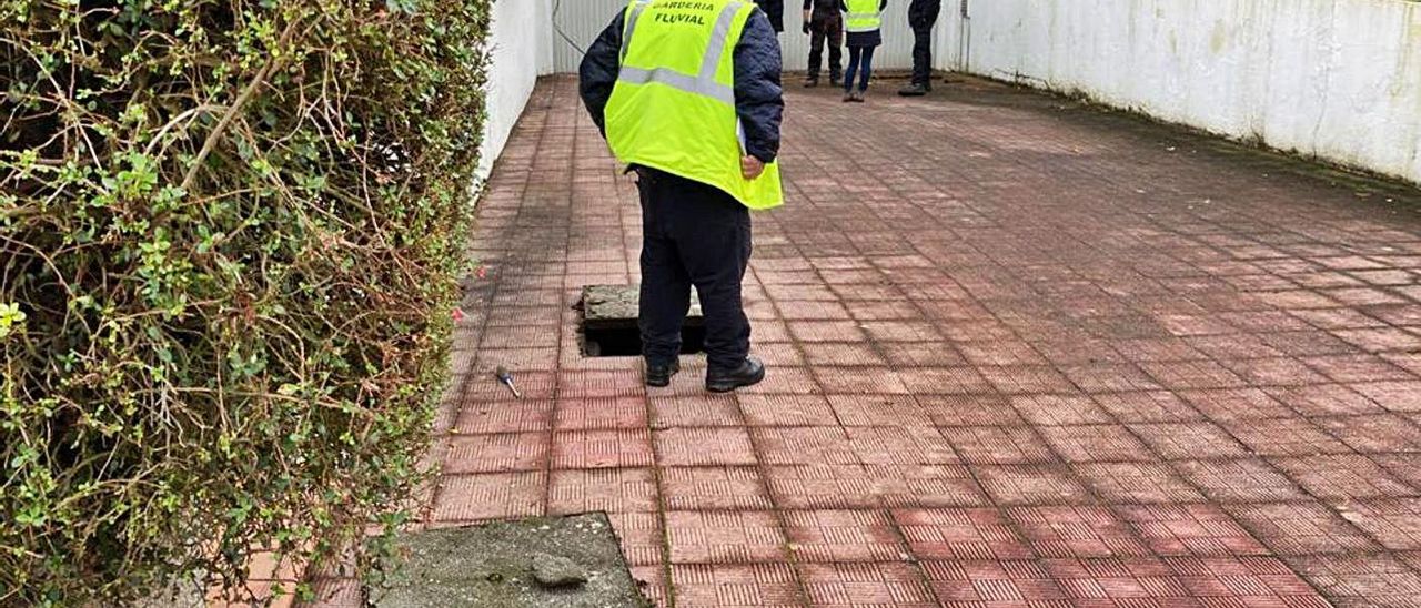 Inspección de conexiones de saneamiento en A Toxa, ayer. | // FDV Inspección de conexiones de saneamiento en A Toxa, ayer. | // FDV