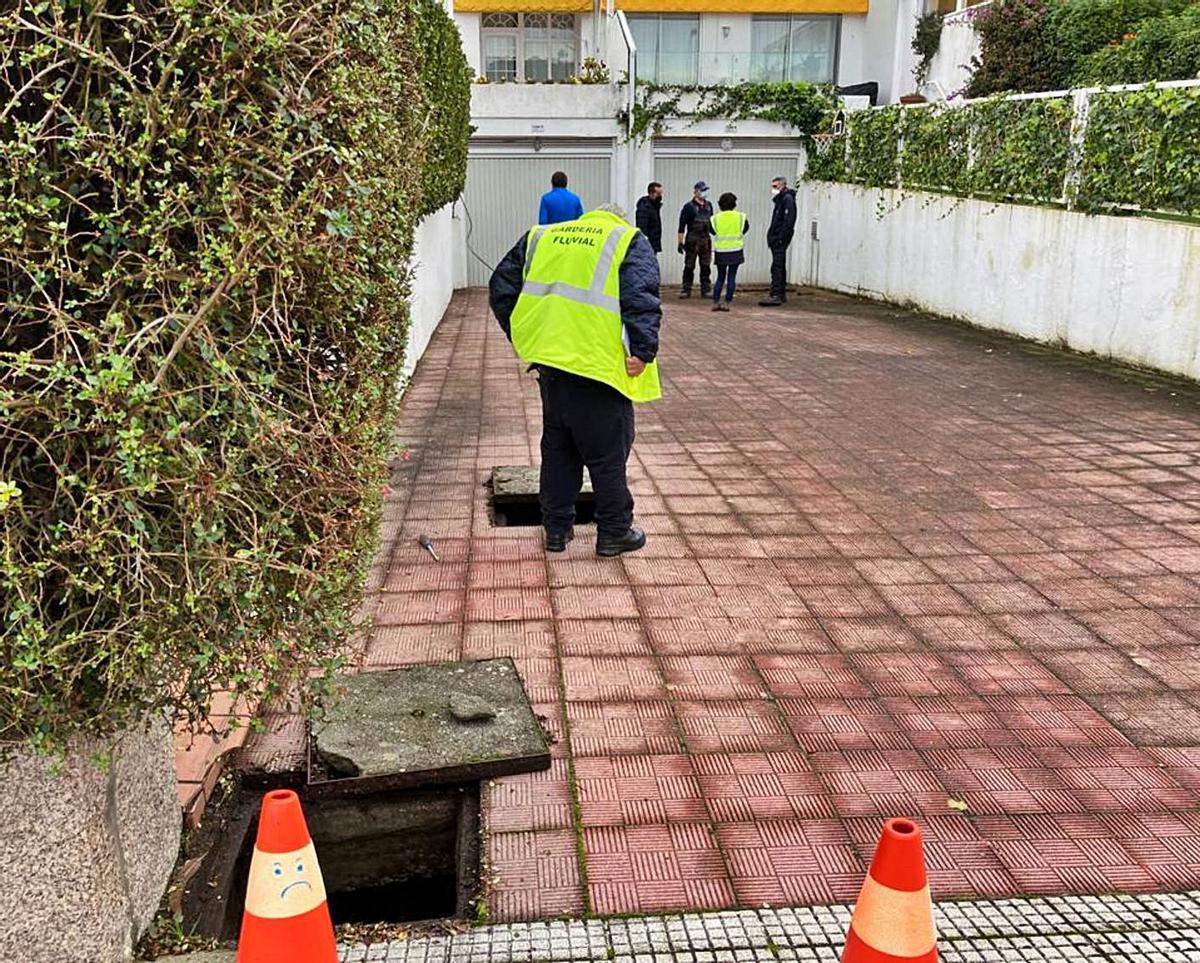 Inspección de conexiones de saneamiento en A Toxa, ayer. |   //  FDV
