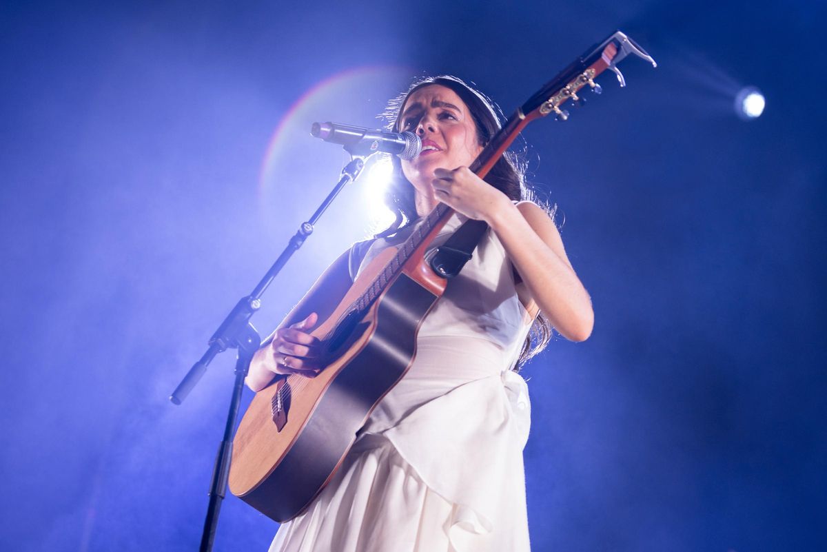 Valeria Castro interpreta la canción Ay, amor en el Alma Festival