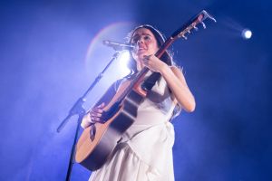 Valeria Castro interpreta la canción Ay, amor en el Alma Festival