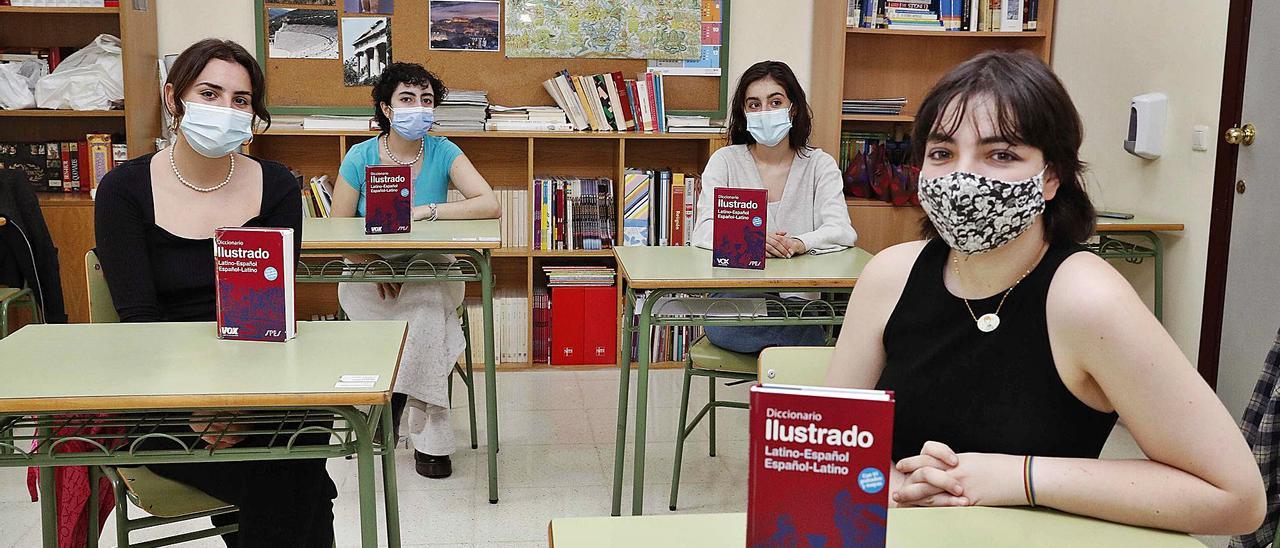 Las estudiantes Marina, Irene, Laura y Alicia, en su aula de Latín del IES O Castro.   | // PABLO HERNÁNDEZ